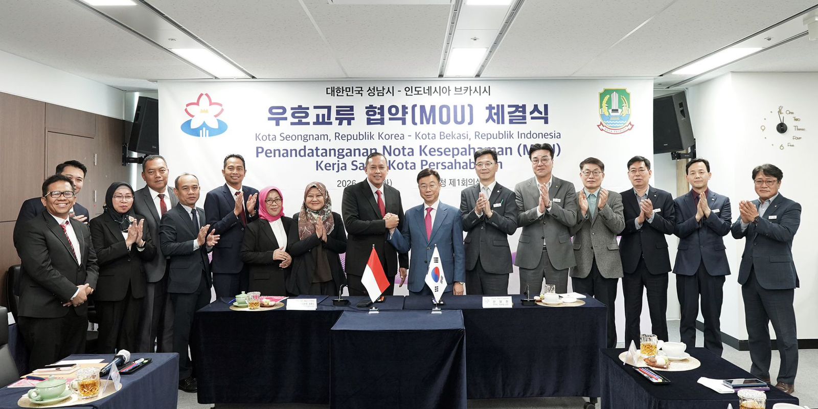 Wali Kota Bekasi, Tri Adhianto Tjahyono, dan Wali Kota Seongnam, Shin Sangjin menandatangani perjanjian Kota Persahabatan.