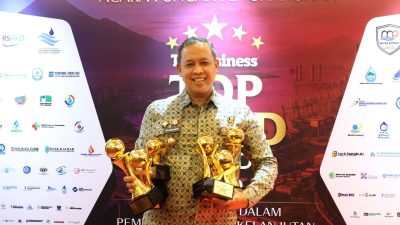 Wali Kota Bekasi Tri Adhianto dinobatkan menjadi pembina BUMD terbaik