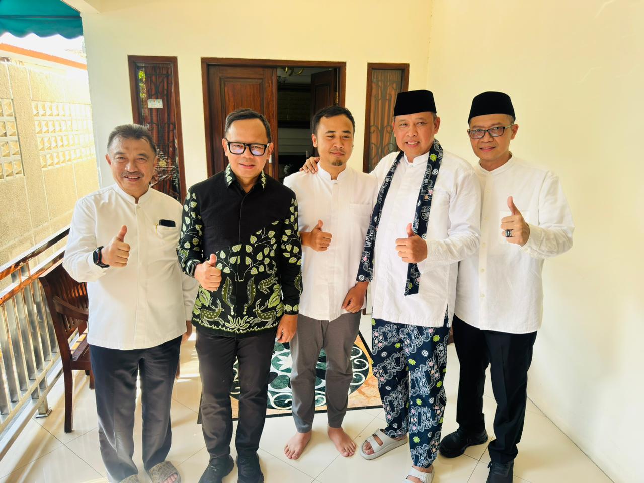 Kota Bekasi - Wamendagri bersama Wali dan Wakil Wali Kota Bekasi menyidak pegawai yang menerapkan WFH. Foto: Gobekasi.id.