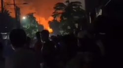 Kota Bekasi - Warga mengungsi akibat bau gas kebakaran SPBE Cimuning Bekasi