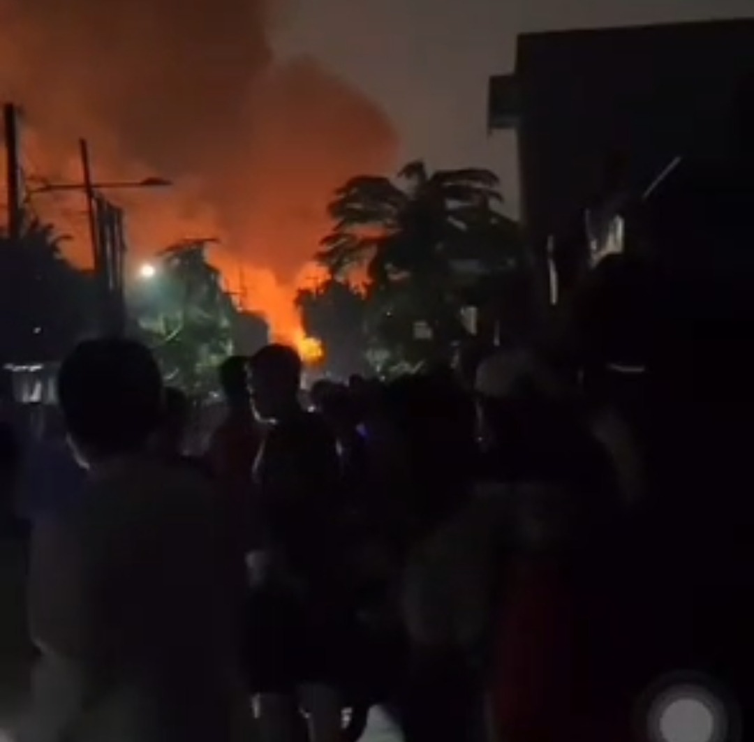 Kota Bekasi - Warga mengungsi akibat bau gas kebakaran SPBE Cimuning Bekasi