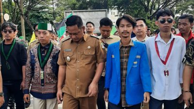 Kabupaten Bekasi - Plt Bupati Bekasi Asep Surya Atmaja bersama barisan mahasiswa yang tergabung dalam aliansi Cipayung Plus "menumpahkan" rapor merah kinerja Pemerintah Kabupaten Bekasi, Senin (6/4/2026). Foto: Gobekasi.id.