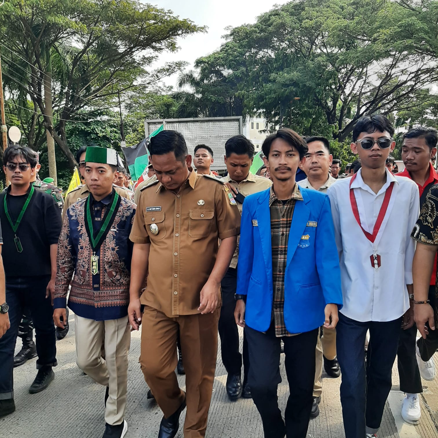 Kabupaten Bekasi - Plt Bupati Bekasi Asep Surya Atmaja bersama barisan mahasiswa yang tergabung dalam aliansi Cipayung Plus "menumpahkan" rapor merah kinerja Pemerintah Kabupaten Bekasi, Senin (6/4/2026). Foto: Gobekasi.id.