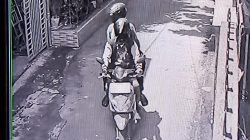 Kabupaten Bekasi - Maling motor berhelm yang menggasak sepeda motor milik guru TK di Tambun Utara. Foto: Ist/Gobekasi.id.