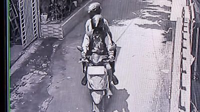 Kabupaten Bekasi - Maling motor berhelm yang menggasak sepeda motor milik guru TK di Tambun Utara. Foto: Ist/Gobekasi.id.