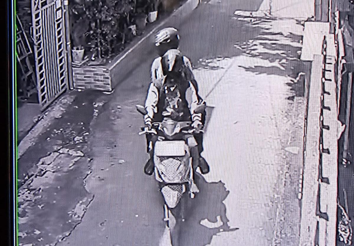 Kabupaten Bekasi - Maling motor berhelm yang menggasak sepeda motor milik guru TK di Tambun Utara. Foto: Ist/Gobekasi.id.