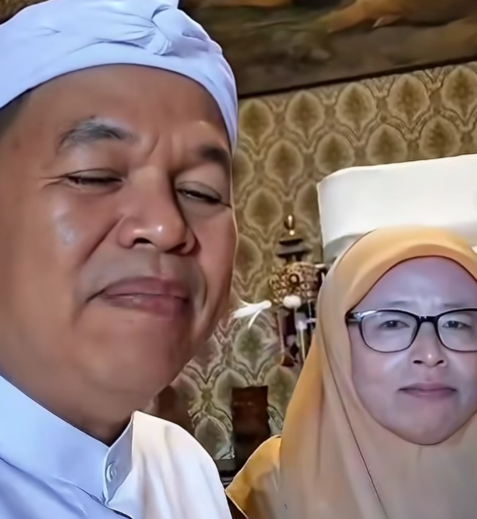 Kabupaten Bekasi - Gubernur Jawa Barat Dedi Mulyadi bersama Kepsek SDN 07 Bahagia, Kabupaten Bekasi. Foto: Tangkapan layar Instagram @kangdedimulyadi