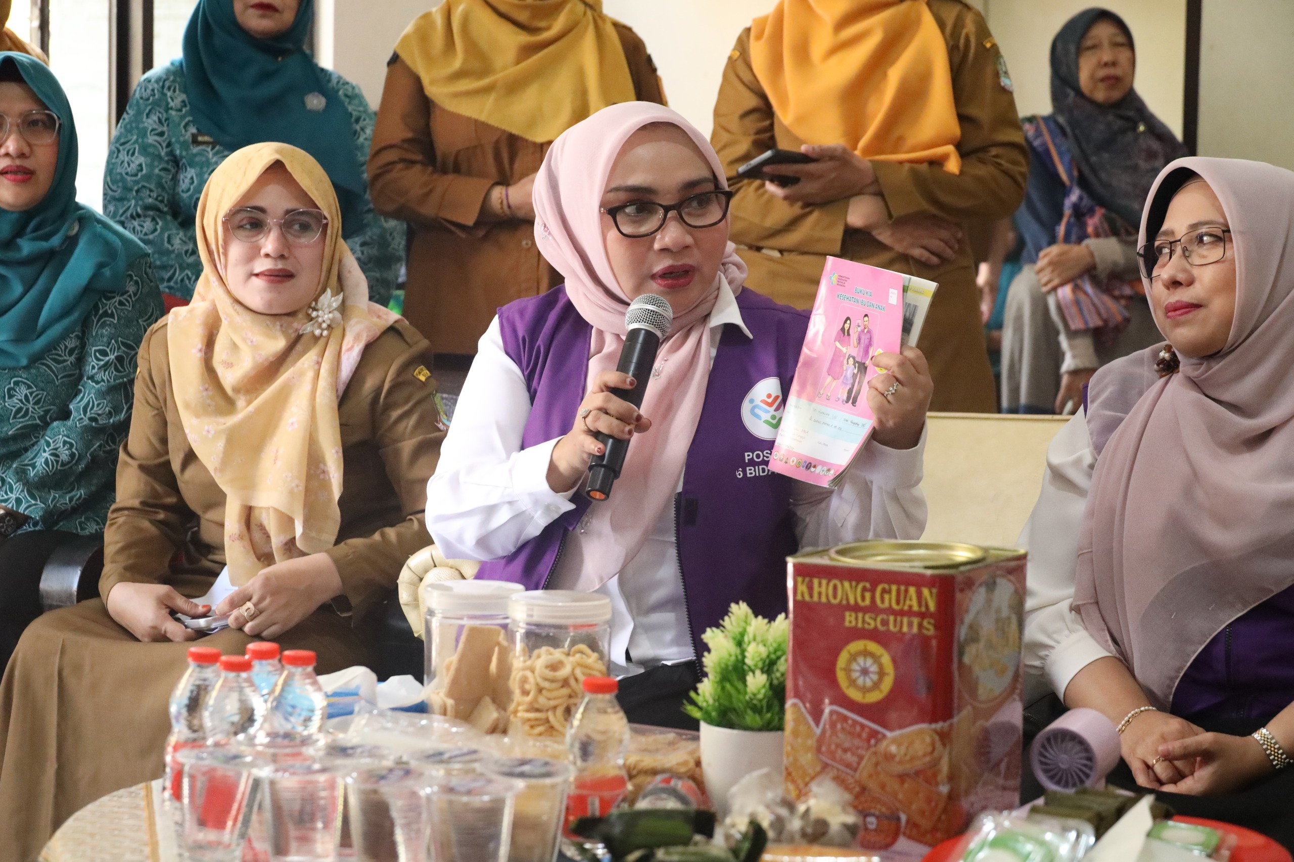 Ketua TP PKK Kota Bekasi, Wiwiek Hargono Tri Adhianto, didampingi Wakil Ketua, Wuri Handayani, meninjau Posyandu Kenari RW 04, Kelurahan Pengasinan, Kecamatan Rawalumbu, Senin (13/4/2026). Foto: Ist/Gobekasi.id.