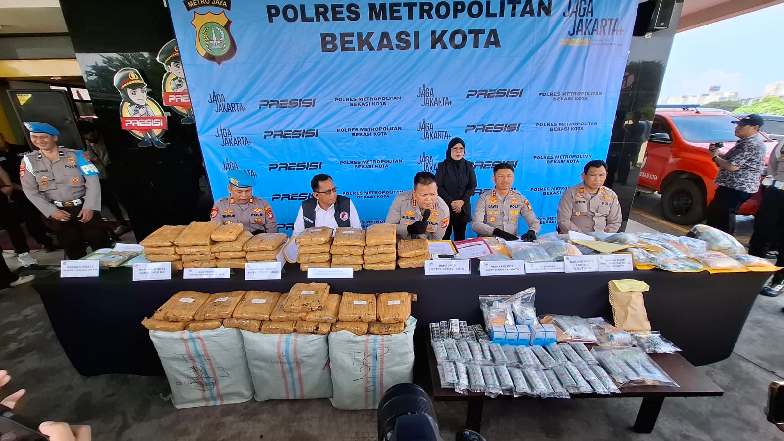 Bekasi - Kapolres Metro Bekasi Kota, Kombes Kusumo Wahyu Bintoro, memimpin konferensi pers berkaitan dengan pengungkapan kasus narkoba sepanjang Januari - April 2026.