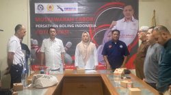 Bekasi - Ketua Harian KONI Kota Bekasi, Agus Irianto (paling kiri) bersama Ketua PBI Kota Bekasi, Anita M Nur (tengah) dan Wakil Ketua I PBI Jawa Barat, Ali Akbar (paling kanan) dalam Muscab PBI Kota Bekasi di ruang aula KONI Kota Bekasi, Jumat (17/4/2026). Foto: Gobekasi.id.