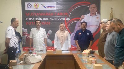 Bekasi - Ketua Harian KONI Kota Bekasi, Agus Irianto (paling kiri) bersama Ketua PBI Kota Bekasi, Anita M Nur (tengah) dan Wakil Ketua I PBI Jawa Barat, Ali Akbar (paling kanan) dalam Muscab PBI Kota Bekasi di ruang aula KONI Kota Bekasi, Jumat (17/4/2026). Foto: Gobekasi.id.