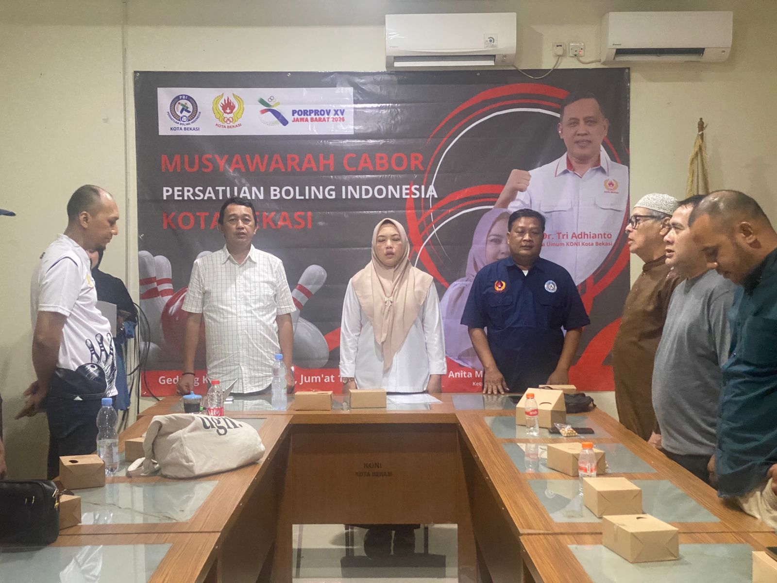 Bekasi - Ketua Harian KONI Kota Bekasi, Agus Irianto (paling kiri) bersama Ketua PBI Kota Bekasi, Anita M Nur (tengah) dan Wakil Ketua I PBI Jawa Barat, Ali Akbar (paling kanan) dalam Muscab PBI Kota Bekasi di ruang aula KONI Kota Bekasi, Jumat (17/4/2026). Foto: Gobekasi.id.