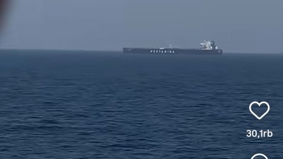 Bekasi - Penampakan Kapal Pertamina Gam Sunoro yang b=diisi oleh seluruh kru kapal dari Warga Negara Asing (WNA) asal India. Foto: Tangkapan layar Instagram @andrianumar