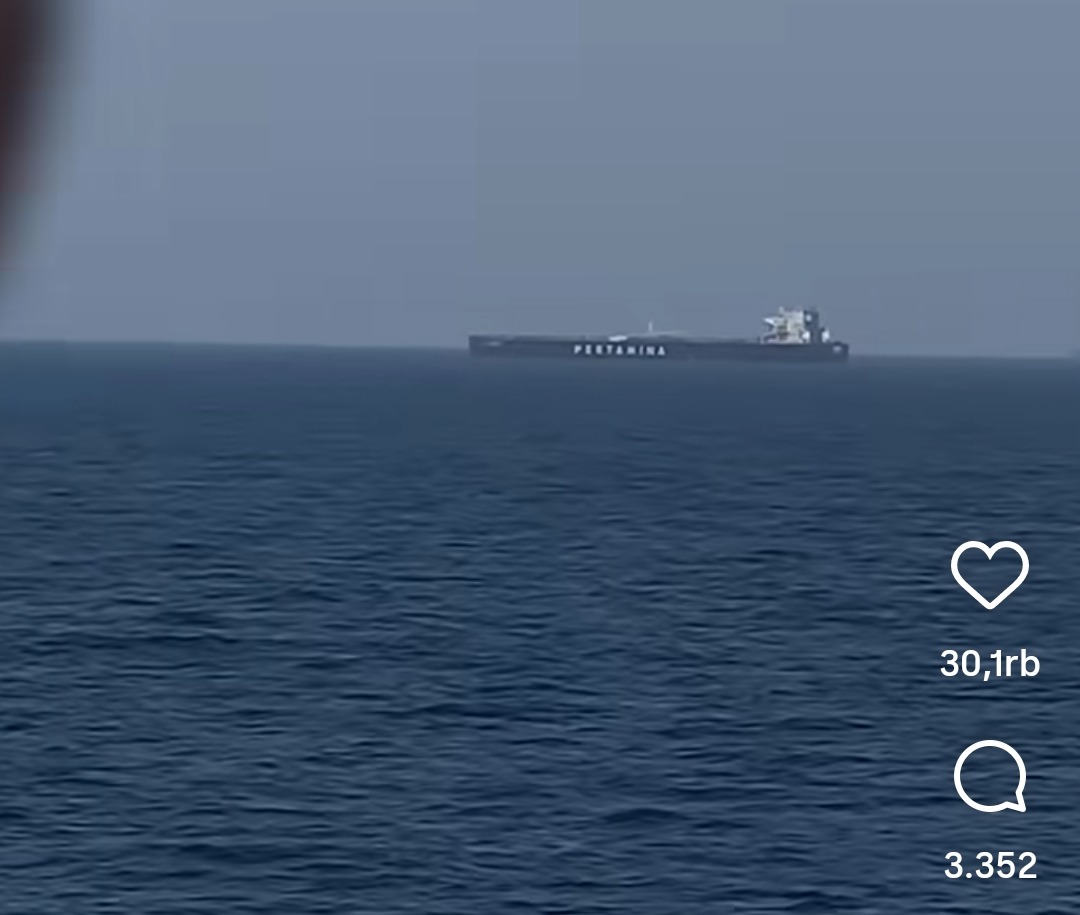 Bekasi - Penampakan Kapal Pertamina Gam Sunoro yang b=diisi oleh seluruh kru kapal dari Warga Negara Asing (WNA) asal India. Foto: Tangkapan layar Instagram @andrianumar