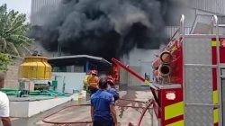 Bekasi - Kebakaran hebat melanda bangunan pabrik milik PT Rotary di kawasan Bojongmenteng, Kecamatan Rawalumbu, Kota Bekasi, pada Senin (20/4/2026) siang. Foto: Gobekasi.id.