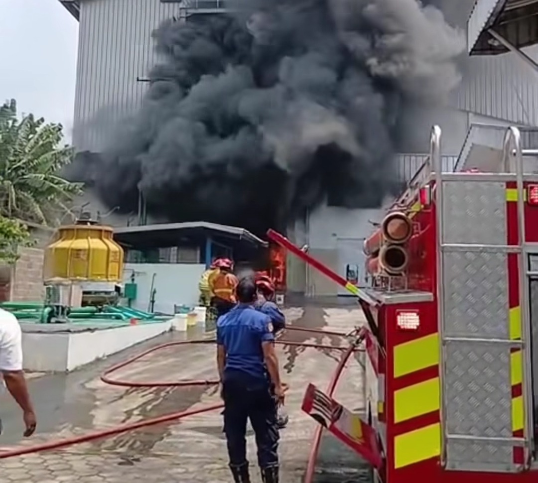 Bekasi - Kebakaran hebat melanda bangunan pabrik milik PT Rotary di kawasan Bojongmenteng, Kecamatan Rawalumbu, Kota Bekasi, pada Senin (20/4/2026) siang. Foto: Gobekasi.id.