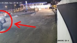 Bekasi - Rekaman CCTV saat kendaraan korban digasak kawanan pencuri di gerai ATM Mustikajaya. Foto: Ist