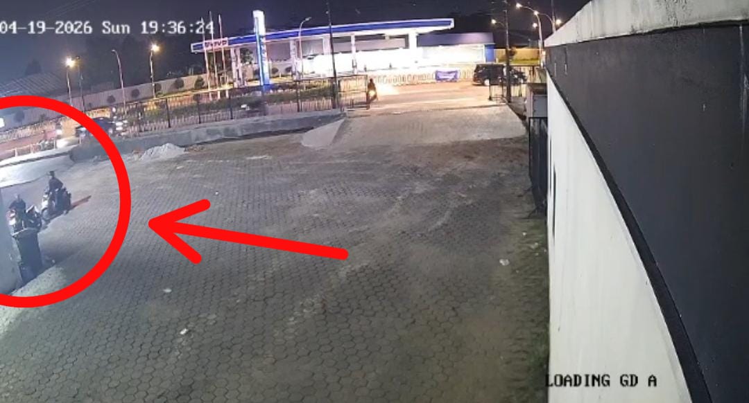Bekasi - Rekaman CCTV saat kendaraan korban digasak kawanan pencuri di gerai ATM Mustikajaya. Foto: Ist