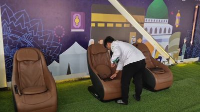 Bekasi - Salah satu fasilitas, kursi pijat di Asrama Haji Embarkasi Bekasi yang siap digunakan para peserta Haji 2026. Foto: Septian/Gobekasi.id.