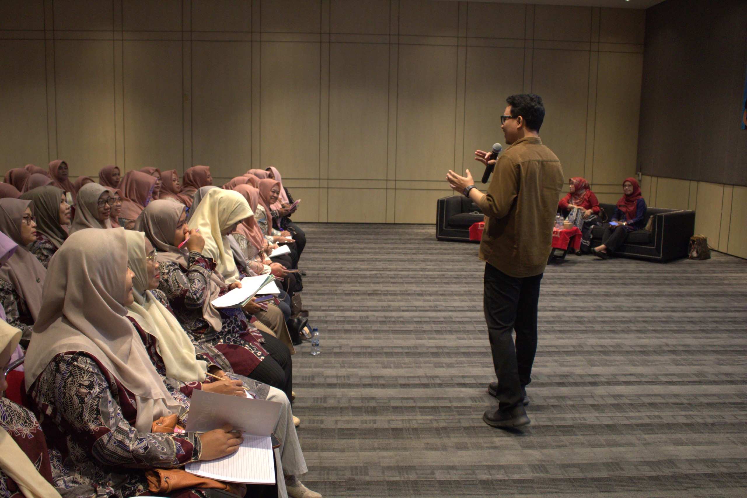 Bekasi - LCC menggelar pelatihan intensif bagi sekitar 100 kader Posyandu di wilayah kerja Puskesmas Cibatu. Foto: Ist/Gobekasi.id.