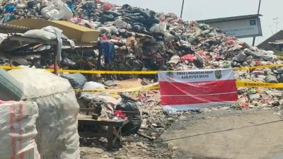 Bekasi - Dinas Lingkungan Hidup (DLH) resmi melakukan penyegelan paksa terhadap Tempat Pembuangan Sampah (TPS) ilegal di Kampung Turi, Desa Sriamur, Kecamatan Tambun Utara, Senin (20/4/2026). Foto: Ist/Gobekasi.id.