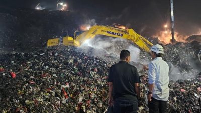 Bekasi - Menteri Lingkungan Hidup/Kepala BPLH, Hanif Faisol Nurofiq saat meninjau longsor sampah di Zona IV TPST Bantargebang. Foto: Septian/Gobekasi.id.