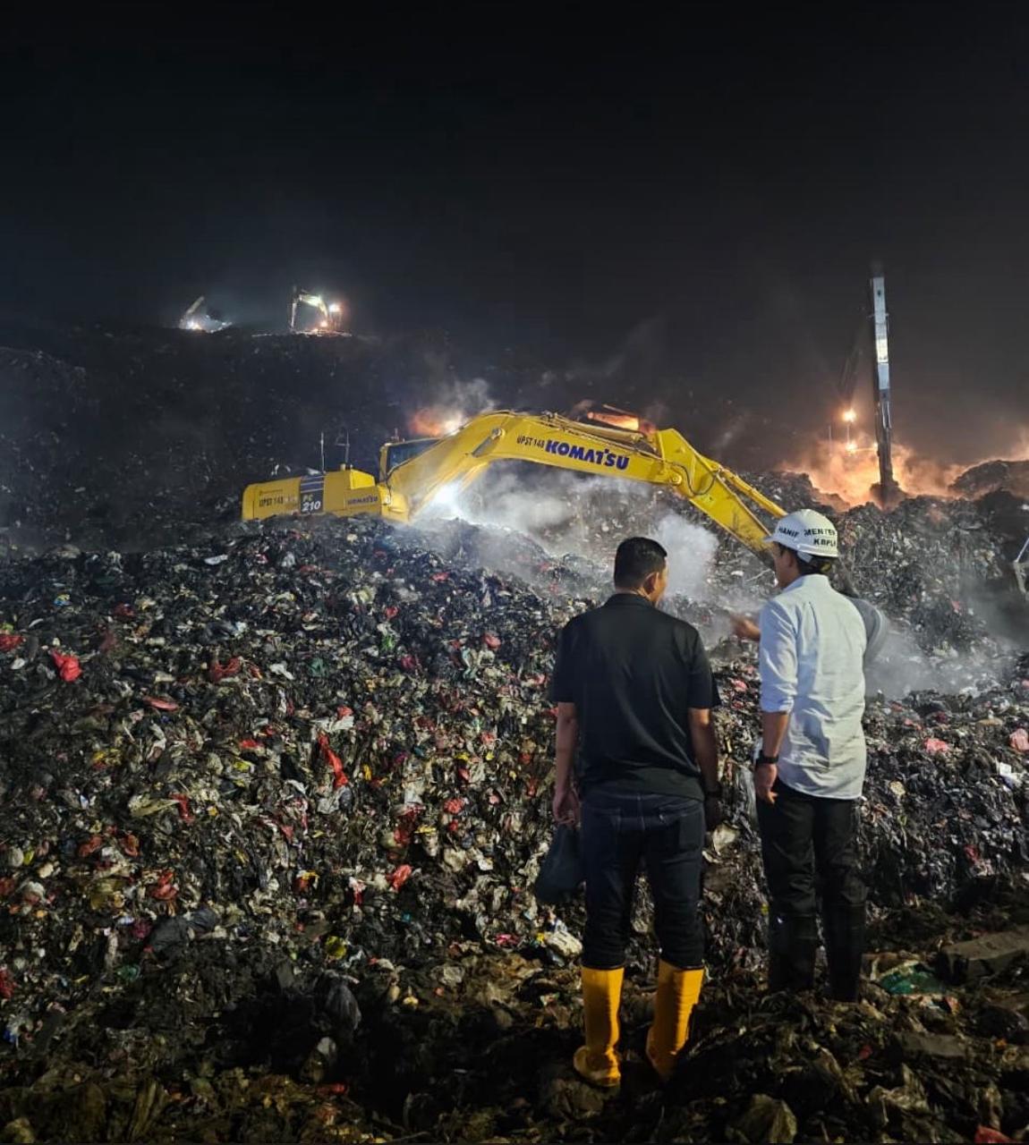 Bekasi - Menteri Lingkungan Hidup/Kepala BPLH, Hanif Faisol Nurofiq saat meninjau longsor sampah di Zona IV TPST Bantargebang. Foto: Septian/Gobekasi.id.