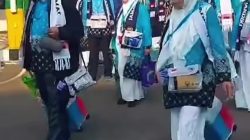 Bekasi - Kloter pertama jemaah calon haji (Calhaj) Jawa Barat asal Kota Bekasi tiba di Embarkasi Jakarta-Bekasi, Selasa (21/4/2026) pagi.