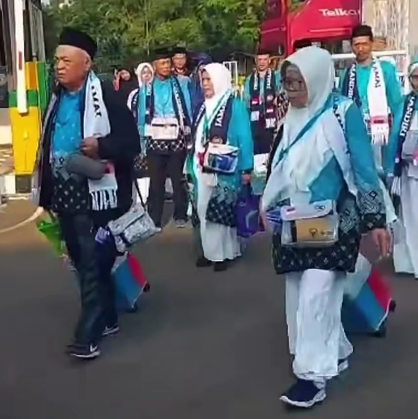 Bekasi - Kloter pertama jemaah calon haji (Calhaj) Jawa Barat asal Kota Bekasi tiba di Embarkasi Jakarta-Bekasi, Selasa (21/4/2026) pagi.