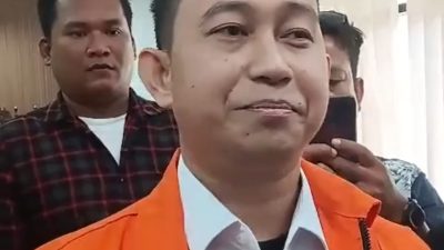 Bekasi - Terdakwa kasus suap ijon proyek Kabupaten Bekasi, Sarjan saat diwawancara usai menjalani persidangan di Pengadilan Tipikor Bandung, Senin (20/4/2026). Foto: Ist/Gobekasi.id.