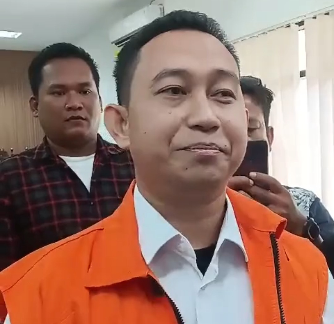 Bekasi - Terdakwa kasus suap ijon proyek Kabupaten Bekasi, Sarjan saat diwawancara usai menjalani persidangan di Pengadilan Tipikor Bandung, Senin (20/4/2026). Foto: Ist/Gobekasi.id.