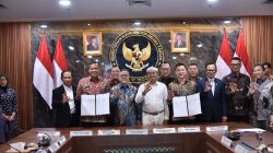 Bekasi - Wali Kota Bekasi, Tri Adhianto, secara resmi menandatangani PKS pembangunan instalasi PSEL di Gedung Kementerian Koordinator Bidang Pangan, Jakarta Pusat, Selasa (21/4/2026). Foto: Ist/Gobekasi.id.