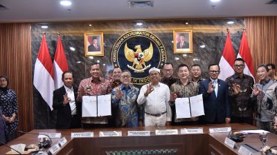 Bekasi - Wali Kota Bekasi, Tri Adhianto, secara resmi menandatangani PKS pembangunan instalasi PSEL di Gedung Kementerian Koordinator Bidang Pangan, Jakarta Pusat, Selasa (21/4/2026). Foto: Ist/Gobekasi.id.