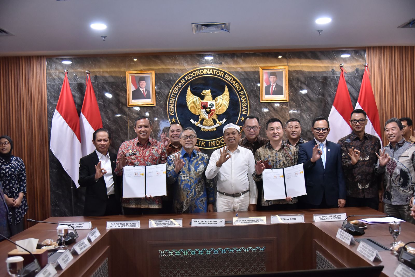 Bekasi - Wali Kota Bekasi, Tri Adhianto, secara resmi menandatangani PKS pembangunan instalasi PSEL di Gedung Kementerian Koordinator Bidang Pangan, Jakarta Pusat, Selasa (21/4/2026). Foto: Ist/Gobekasi.id.