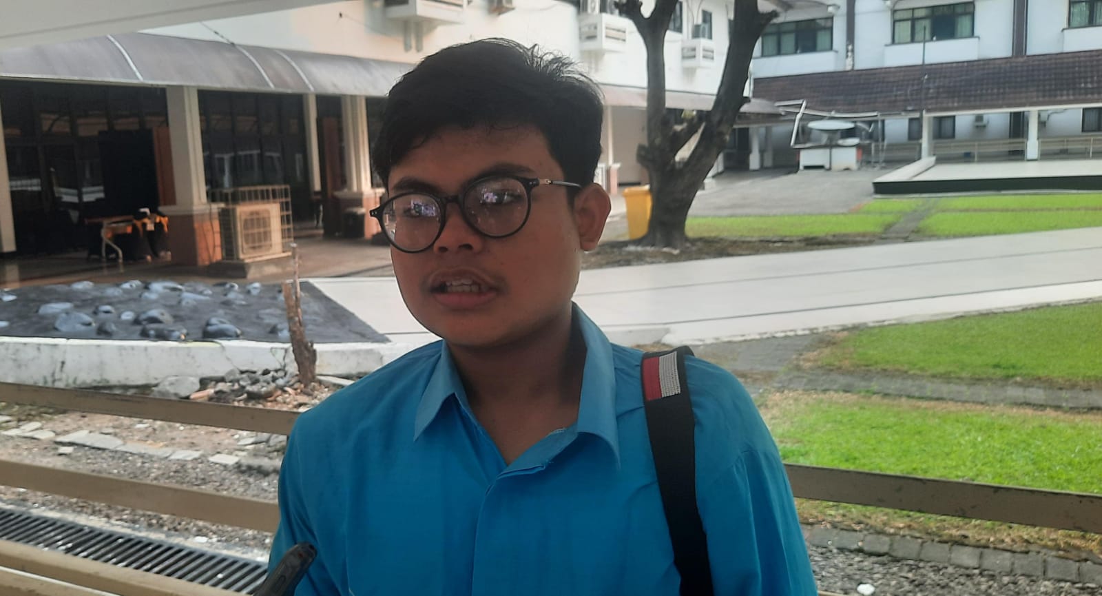 Bekasi - Ghathafan Raziki Yulamlam atau Avan (16) di Asrama Haji Embarkasi Bekasi. Ia menjadi jemaah haji termuda JAwa Barat tahun 2026. Foto: Septian/Gobekasi.id.