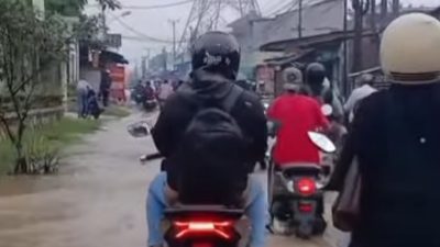 Bekasi - Kondisi genangan di Jalan Raya Pisangan, akibat meluapnya Kali Bekasi, Kamis (23/4/2026). Foto: Ist/Gobekasi.id.