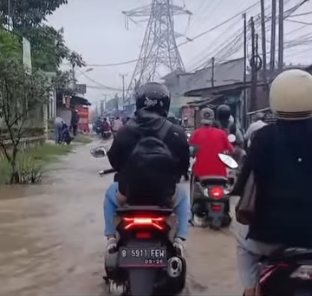 Bekasi - Kondisi genangan di Jalan Raya Pisangan, akibat meluapnya Kali Bekasi, Kamis (23/4/2026). Foto: Ist/Gobekasi.id.