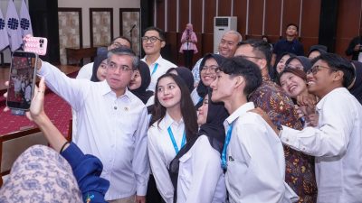 Bekasi - Menteri Ketenagakerjaan Yassierli bersama calon peserta Magang. Foto: Ist/Gobekasi.id.