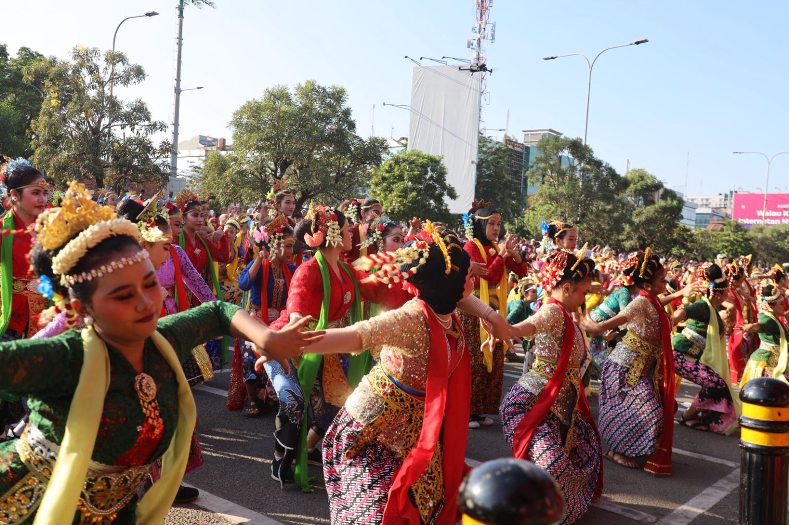 Bekasi - Ribuan penari dari berbagai komunitas tumpah ruah di CFD Jalan Ahmad Yani Bekasi, Minggu (26/4/2026). Foto: Ist/Gobekasi.id.