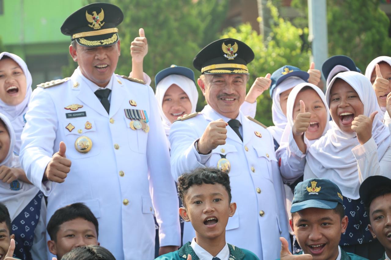 Bekasi - Wakil Wali Kota Bekasi, Abdul Harris Bobihoe bersama Wali Kota Tri Adhianto usai melaksanakan apel Hari Otda ke-30, Senin (27/4/2026). Foto: Ist/Gobekasi.id.