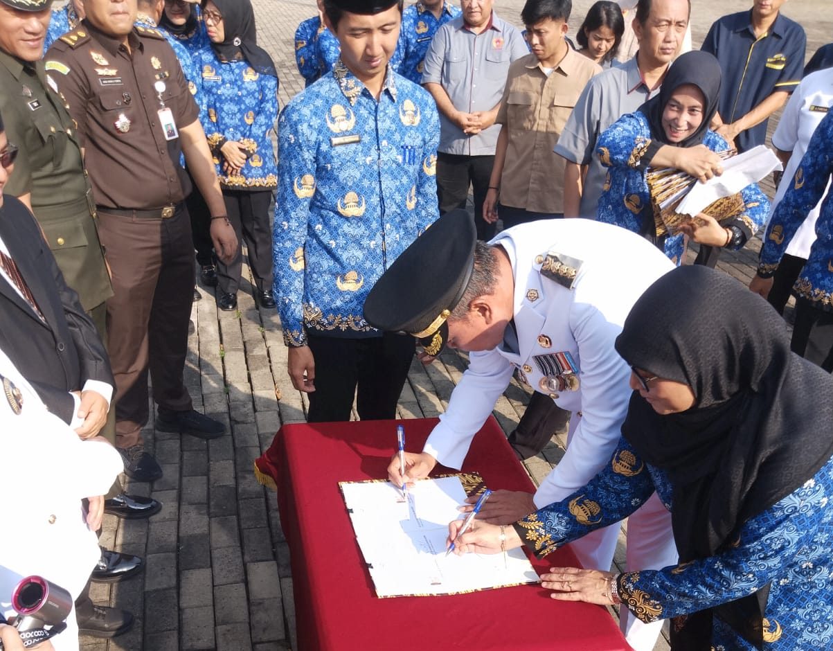 Bekasi - Sebanyak 11 Rumah Sakit (RS) milik pemerintah dan swasta resmi menjalin kerja sama atau memorandum of understanding (MoU) dengan KONI Kota Bekasi di Plaza Pemerintah Kota Bekasi, Senin (27/4/2026). Foto: Gobekasi.id.