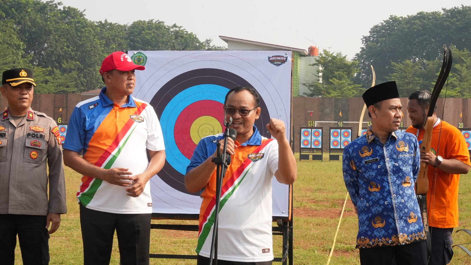 Bekasi - Ketua DPRD Kota Bekasi, Sardi Efendi, membuka kejuaraan panahan bergengsi bertajuk “Bekasi Open Archery Tournament 2026” di Lapangan Multiguna, Bekasi Timur, Senin (27/4/2026) yang dihadiri langsung Wali Kota Bekasi Tri Adhianto. Foto: Ist/Gobekasi.id.