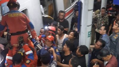 Bekasi - Petugas gabungan dalam proses evakuasi korban kecelakaan KRL dan KA Argo Bromo Anggrek di Stasiun Bekasi Timur, Selasa (28/4/2026) dini hari. Foto: Ist/Gobekasi.id.