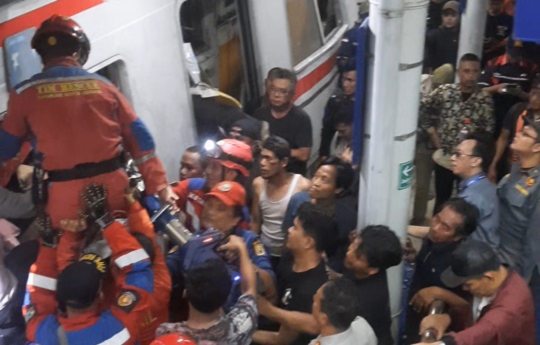 Bekasi - Petugas gabungan dalam proses evakuasi korban kecelakaan KRL dan KA Argo Bromo Anggrek di Stasiun Bekasi Timur, Selasa (28/4/2026) dini hari. Foto: Ist/Gobekasi.id.