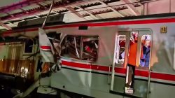 Bekasi - KRL gerbong wanita mengalami kerusakan parah saat diseruduk KA Argo Bromo Anggrek di Bekasi Timur, Senin (27/4/2026) malam. Foto: Gobekasi.id.