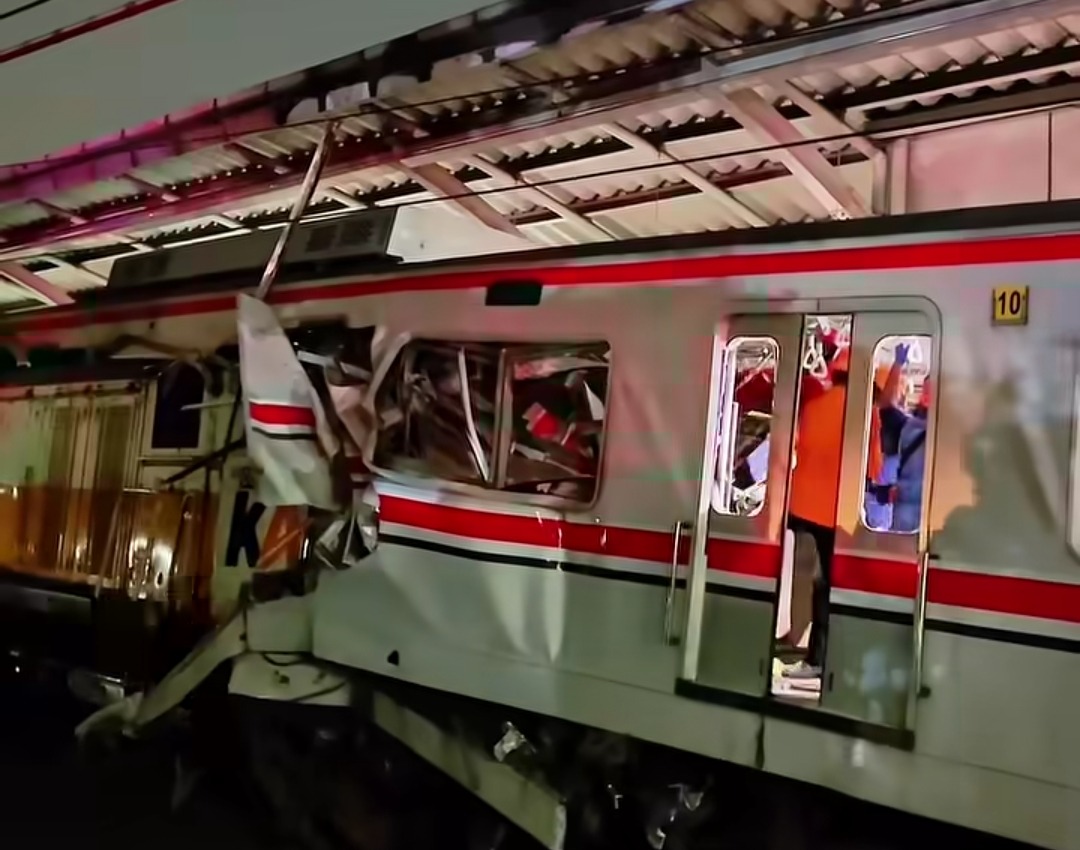 Bekasi - KRL gerbong wanita mengalami kerusakan parah saat diseruduk KA Argo Bromo Anggrek di Bekasi Timur, Senin (27/4/2026) malam. Foto: Gobekasi.id.