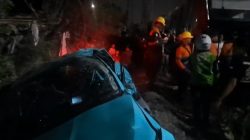 Bekasi - Kondisi taksi listrik setelah dievakuasi oleh warga dan petugas keluar rel, usai diduga menjadi penyebab kecelakaan hebat KRL dan KA Argo Bromo Anggrek di Bekasi Timur, Senin (27/4/2026) malam. Foto: Gobekasi.id.