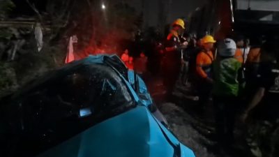 Bekasi - Kondisi taksi listrik setelah dievakuasi oleh warga dan petugas keluar rel, usai diduga menjadi penyebab kecelakaan hebat KRL dan KA Argo Bromo Anggrek di Bekasi Timur, Senin (27/4/2026) malam. Foto: Gobekasi.id.