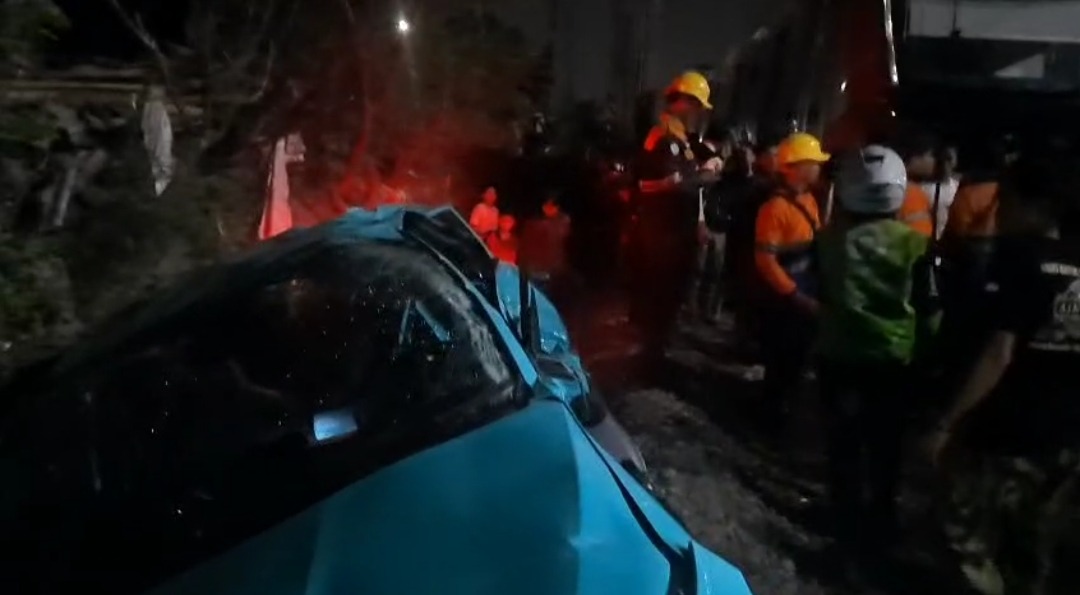 Bekasi - Kondisi taksi listrik setelah dievakuasi oleh warga dan petugas keluar rel, usai diduga menjadi penyebab kecelakaan hebat KRL dan KA Argo Bromo Anggrek di Bekasi Timur, Senin (27/4/2026) malam. Foto: Gobekasi.id.