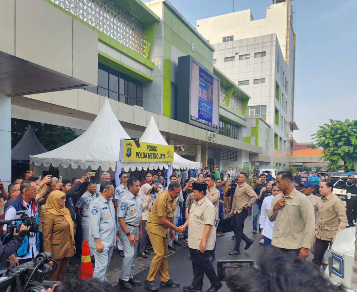 Bekasi -Momen Presiden Prabowo Subianto datang untuk menjenguk korban kecelakaan kereta di RSUD Kota Bekasi. Dalam momen itu, Wali Kota Bekasi Tri Adhianto menyambut hangat, Selasa (28/4/2026). Foto: Gobekasi.id.